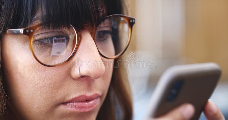 Läsmedel för kvinnor och glas med telefon för optometri för sociala medier eller blå ljusreflektion. Kvinnlig person royaltyfria foton