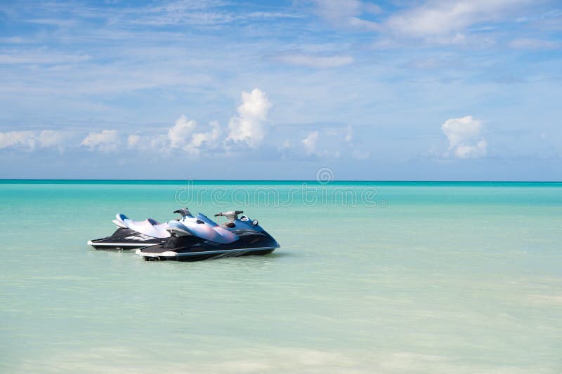Lässt Fahrt Seetürkiswasser-Paare Watercrafts nähern sich Strand Tropische Ferien der extremen Unterhaltung Beste Urlaubsorts stockfotografie Lässt Fahrt Seetürkiswasser-Paare Watercrafts nähern sich Strand Tropische Ferien der extremen Unterhaltung Beste Urlaubsorts stockfotografie