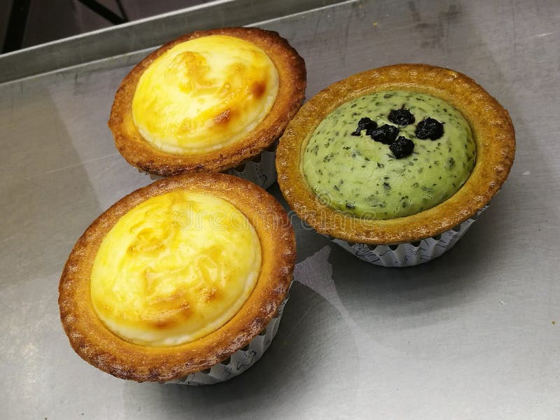 Lätta och läckra mini- hemlagade syrliga kräm- schack, grönt te, kräm- chesse för mango på ugnsmagasinet, mini- paj royaltyfri fotografi Lätta och läckra mini- hemlagade syrliga kräm- schack, grönt te, kräm- chesse för mango på ugnsmagasinet, mini- paj royaltyfri fotografi