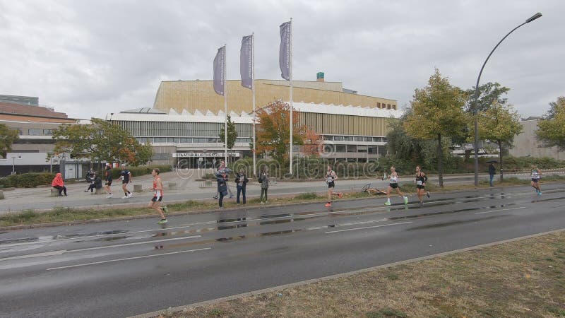 Läufer vor der Staatsbibliothek am Berliner Marathon 2019 stockfotografie Läufer vor der Staatsbibliothek am Berliner Marathon 2019 stockfotografie