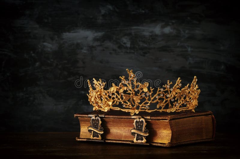 låg nyckel- bild av den härliga drottning-/konungkronan på den gamla boken Filtrerad tappning medeltida period för fantasi royaltyfria foton låg nyckel- bild av den härliga drottning-/konungkronan på den gamla boken Filtrerad tappning medeltida period för fantasi royaltyfria foton