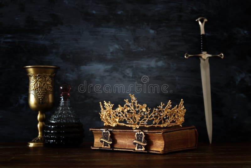 låg nyckel- bild av den härliga drottning-/konungkronan, vinkoppen och svärdet medeltida period för fantasi royaltyfri bild låg nyckel- bild av den härliga drottning-/konungkronan, vinkoppen och svärdet medeltida period för fantasi royaltyfri bild
