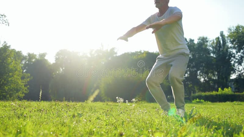 Låg vinkel av en hög sportig man som gör satta övningar