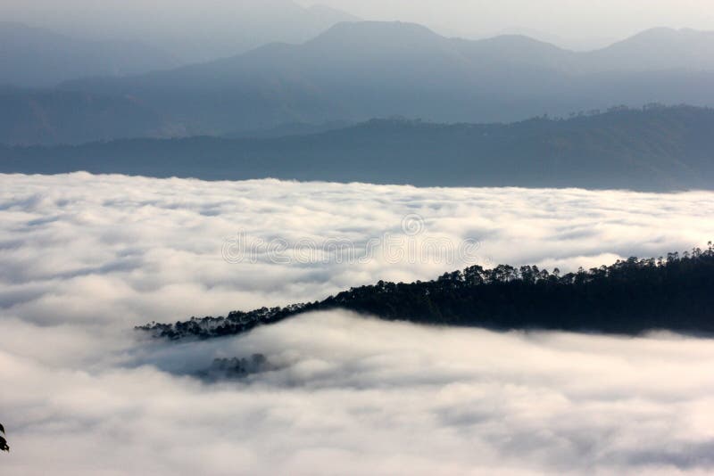 Lågt ligga fördunklar i Himalayas som beskådas från Nainital royaltyfri foto Lågt ligga fördunklar i Himalayas som beskådas från Nainital royaltyfri foto