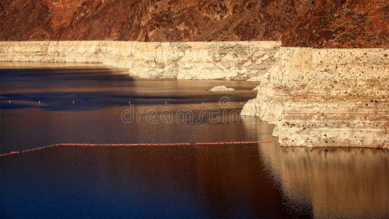 Lågvattennivå av sjön Mead Reservoir på dammsugarefördämningen royaltyfria foton Lågvattennivå av sjön Mead Reservoir på dammsugarefördämningen royaltyfria foton