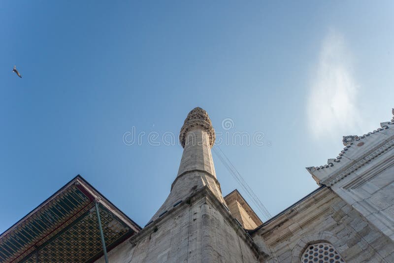 Lågvinkelsvy för Yeni Camii minaret Istanbul royaltyfria bilder