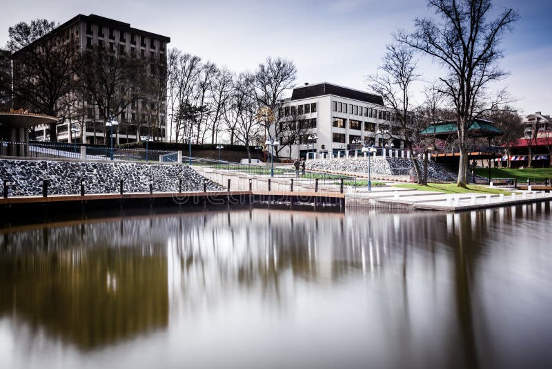 Lång exponering av byggnader längs kusten av sjön Kittamaqundi, fotografering för bildbyråer Lång exponering av byggnader längs kusten av sjön Kittamaqundi, fotografering för bildbyråer