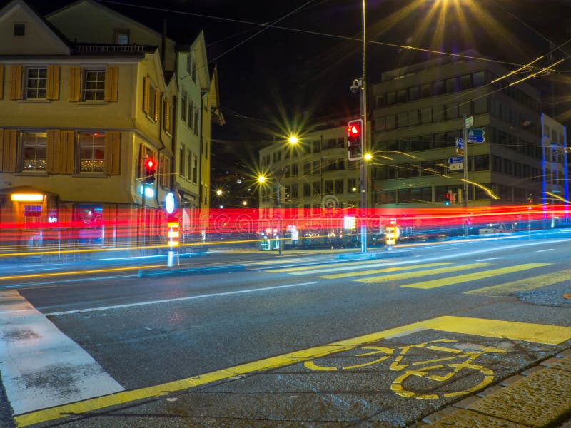 Lång exponering av trafik och en cykelgränd royaltyfri bild Lång exponering av trafik och en cykelgränd royaltyfri bild