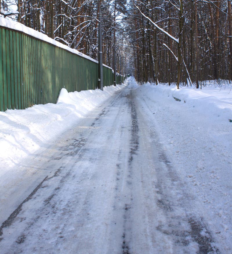 Lång vinterväg till och med skog arkivfoto Lång vinterväg till och med skog arkivfoto