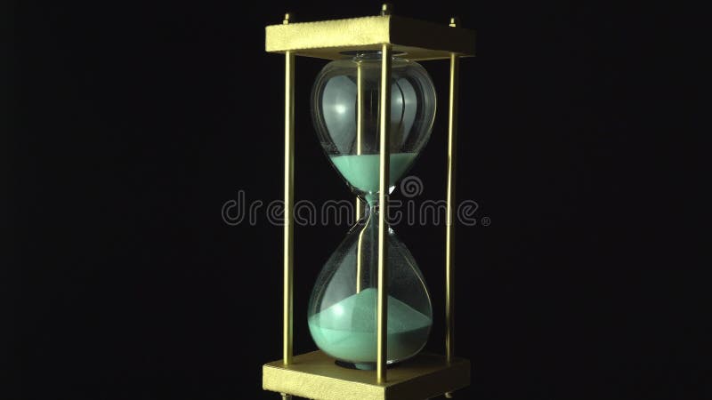 Långsam rörelse och flyt i luften eller vätning av sandtimer-klockan med sand som flyter igenom timglaset