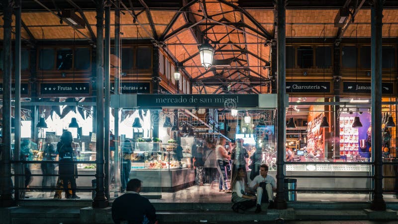 Långsiktig exponering för inträde på den täckta San Miguel-marknaden i Madrid, Spanien royaltyfria foton Långsiktig exponering för inträde på den täckta San Miguel-marknaden i Madrid, Spanien royaltyfria foton