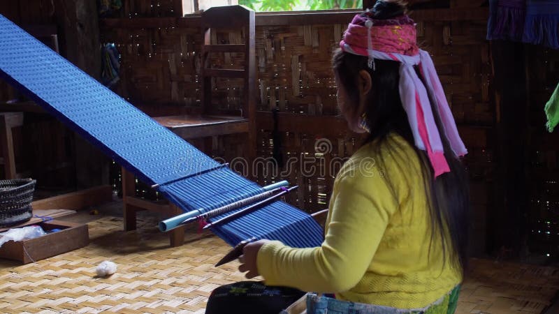 Långt tyg för halskvinnavävar, Myanmar arkivfilmer