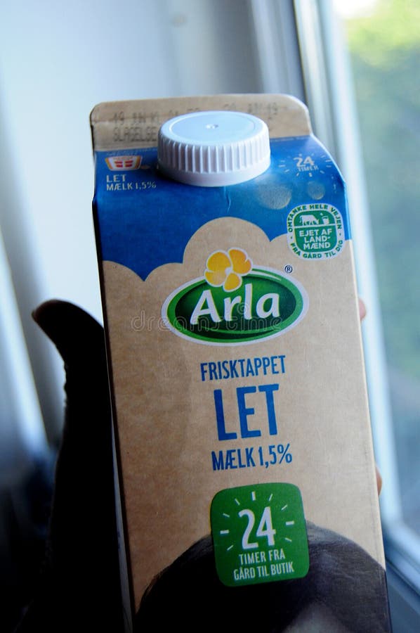 LÅTET MJÖLKA FRÅN ARLA I KÖPENHAMNEN DANMARK royaltyfri fotografi LÅTET MJÖLKA FRÅN ARLA I KÖPENHAMNEN DANMARK royaltyfri fotografi