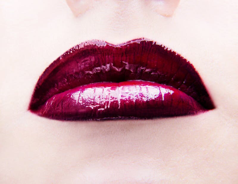 Lèvres avec le rouge à lèvres brillant
