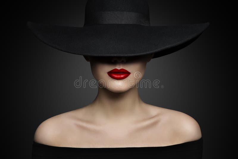 Lèvres de chapeau de femme et épaule, mannequin élégant dans le chapeau noir