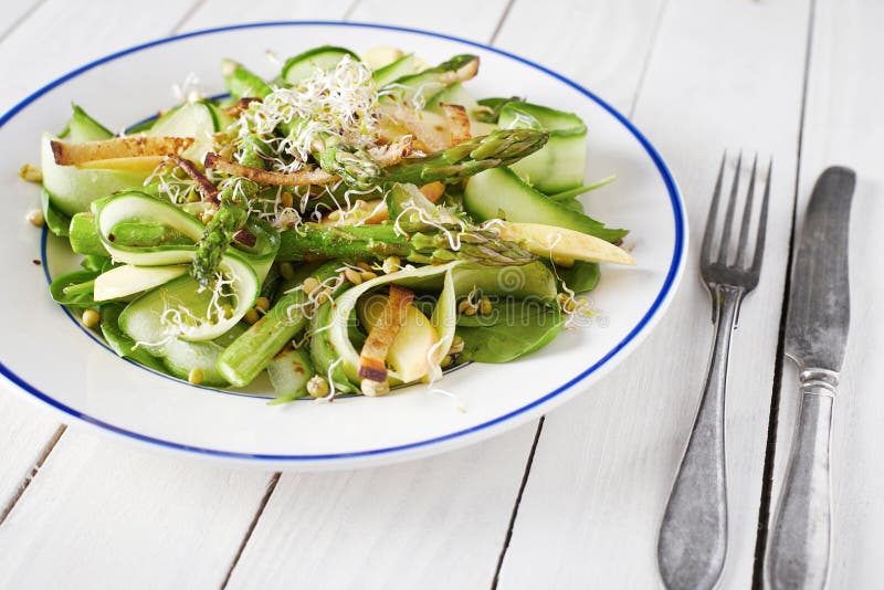 Légume et salade de fruits rasés diététiques avec les croûtes sèches photographie stock libre de droits Légume et salade de fruits rasés diététiques avec les croûtes sèches photographie stock libre de droits
