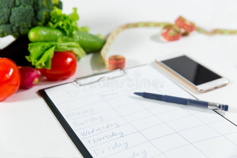 Légumes, bande de mesure, téléphone portable, plan de régime images libres de droits Légumes, bande de mesure, téléphone portable, plan de régime images libres de droits