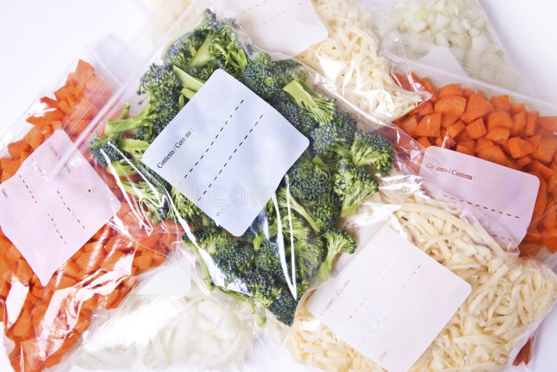 Légumes coupés dans des sacs de congélateur