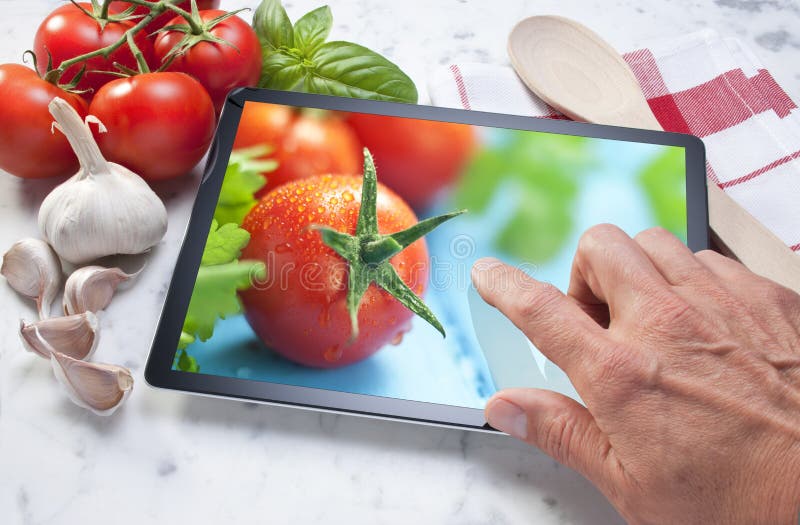 Légumes de nourriture de Tablette d'ordinateur photo stock Légumes de nourriture de Tablette d'ordinateur photo stock