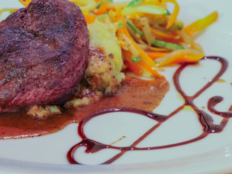 Légumes de sauceand de vin rouge de bifteck de boeuf image libre de droits Légumes de sauceand de vin rouge de bifteck de boeuf image libre de droits