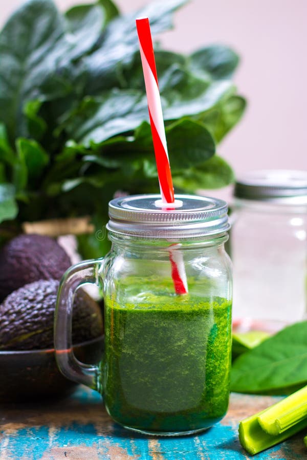 Légumes et fruits verts frais, ingrédients pour le healt diététique images stock Légumes et fruits verts frais, ingrédients pour le healt diététique images stock