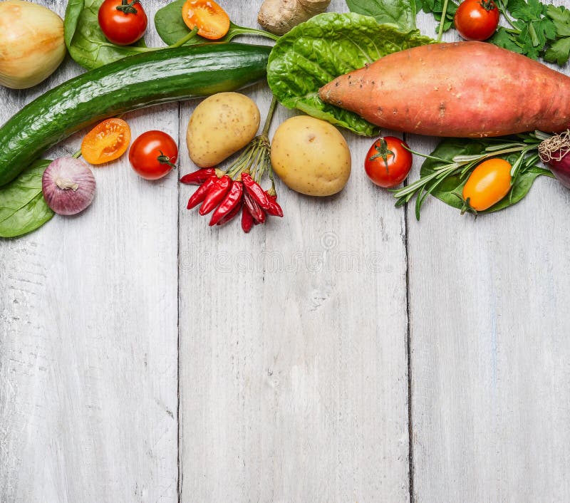 Légumes et ingrédients organiques frais de ferme pour la cuisson saine sur le fond en bois blanc, frontière, vue supérieure photo stock Légumes et ingrédients organiques frais de ferme pour la cuisson saine sur le fond en bois blanc, frontière, vue supérieure photo stock