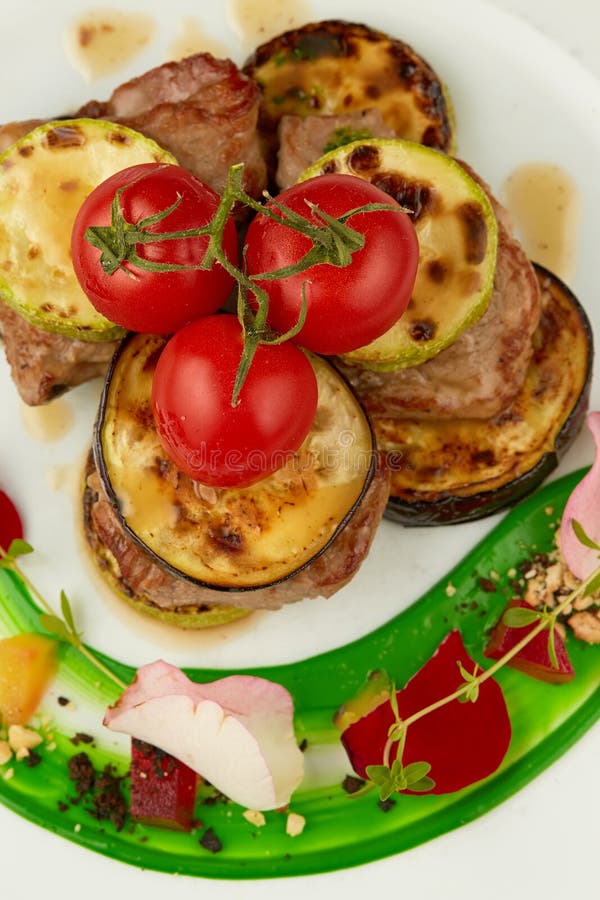 Légumes et viande rôtis images stock Légumes et viande rôtis images stock