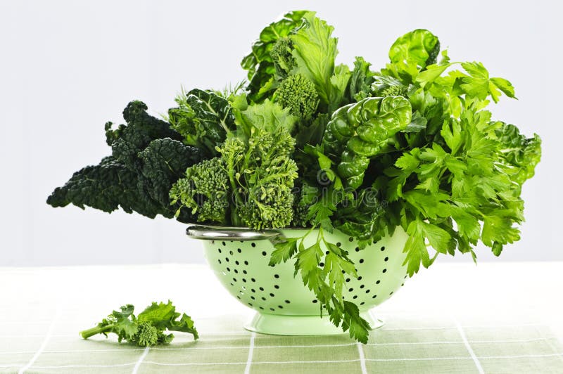 Légumes feuillus vert-foncé dans la passoire photographie stock libre de droits Légumes feuillus vert-foncé dans la passoire photographie stock libre de droits