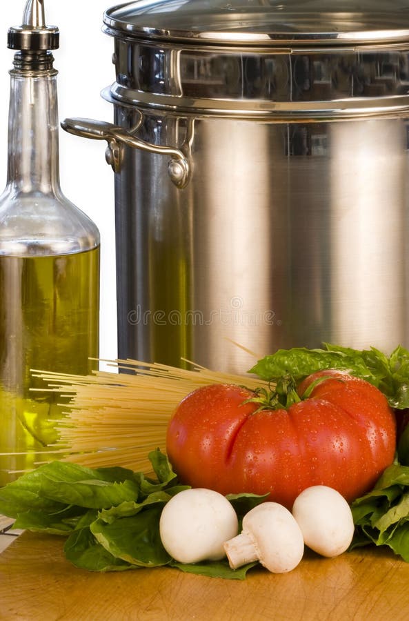 Légumes frais, huile d'olive et bac images stock Légumes frais, huile d'olive et bac images stock