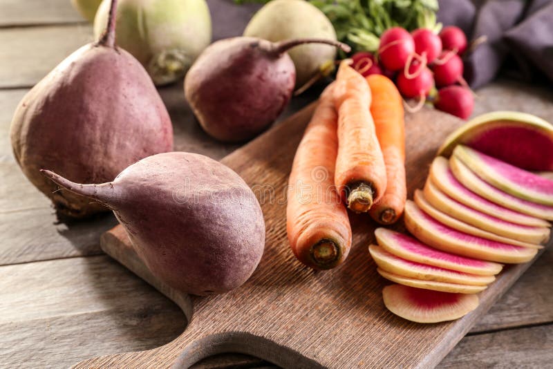 Légumes frais mûrs sur le conseil en bois photo libre de droits Légumes frais mûrs sur le conseil en bois photo libre de droits