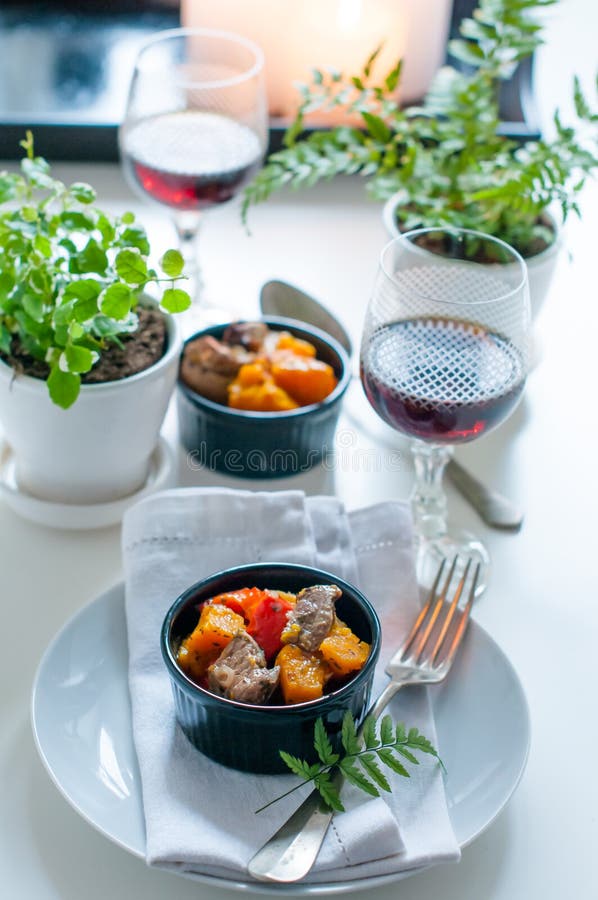 Légumes grillés avec de la viande images libres de droits Légumes grillés avec de la viande images libres de droits
