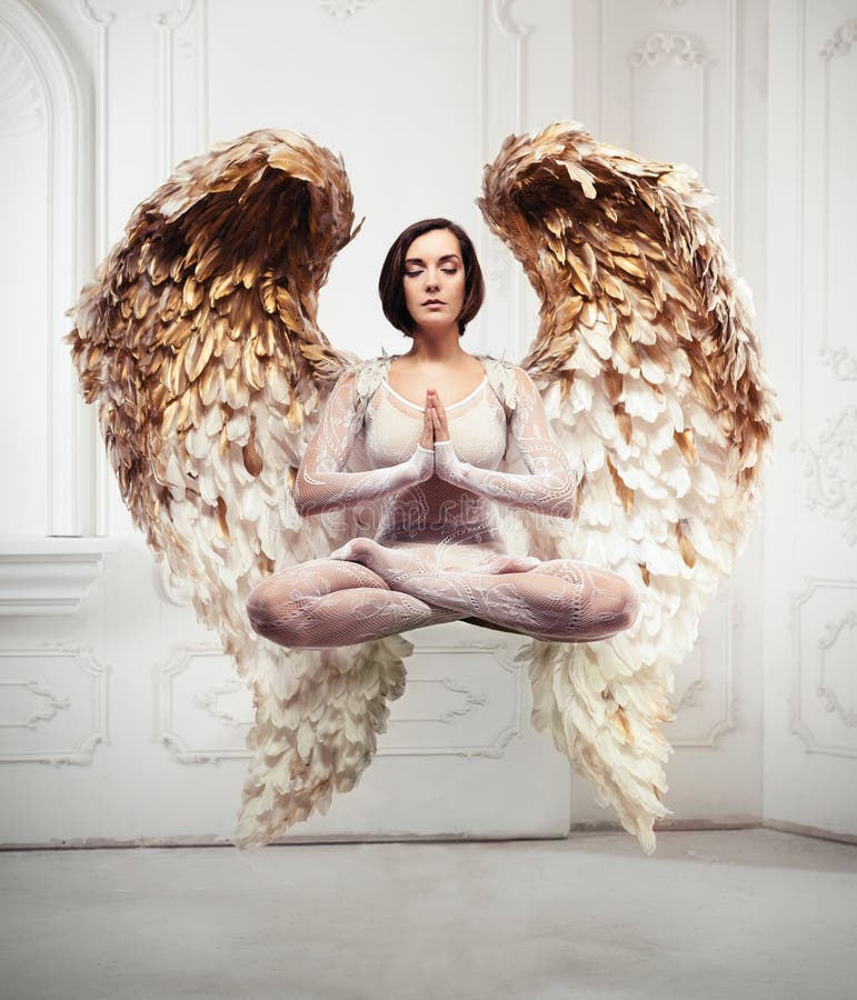 Lévitation de yoga de jeune femme et concept de méditation Objets volant dans la chambre photographie stock Lévitation de yoga de jeune femme et concept de méditation Objets volant dans la chambre photographie stock