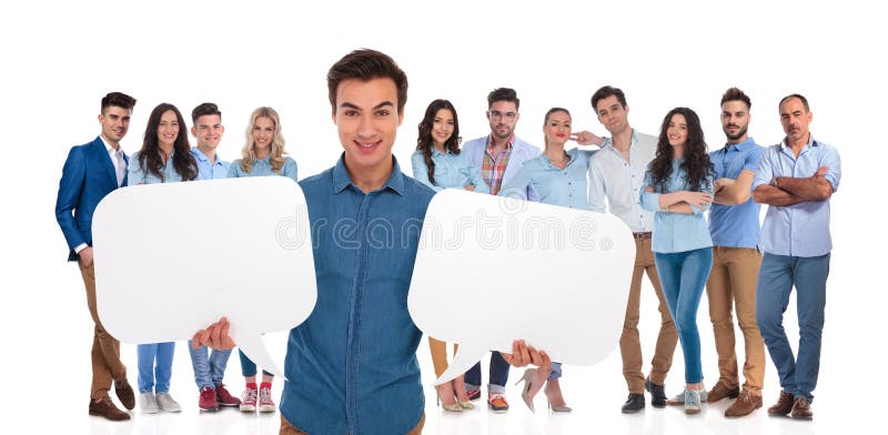 Líder da equipa ocasional novo que guarda duas bolhas vazias do discurso fotos de stock Líder da equipa ocasional novo que guarda duas bolhas vazias do discurso fotos de stock
