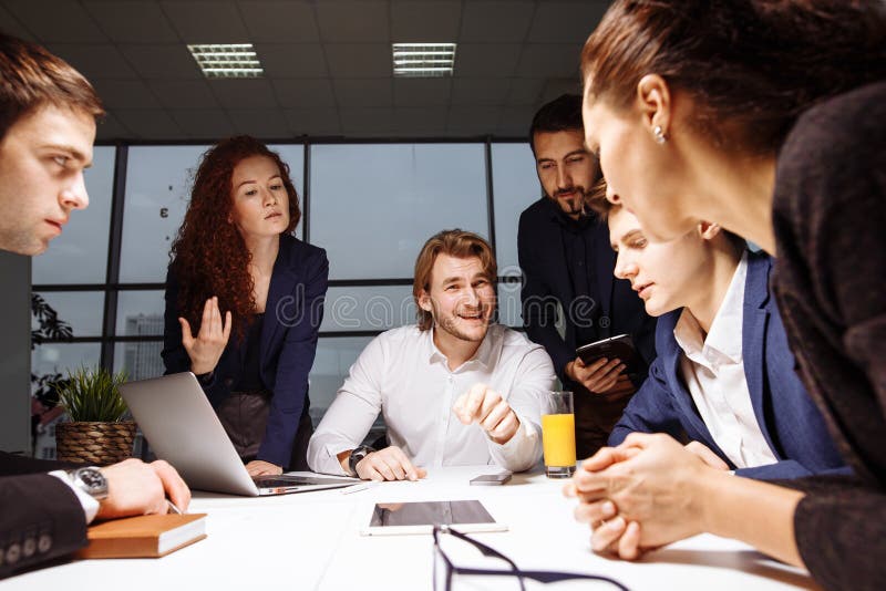Líder de Boss que entrena en oficina En la formación laboral Concepto del negocio y de la educación imagen de archivo Líder de Boss que entrena en oficina En la formación laboral Concepto del negocio y de la educación imagen de archivo
