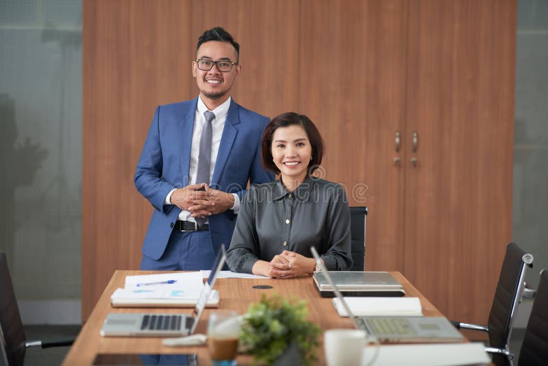Líderes empresariales acertados en la oficina imagenes de archivo