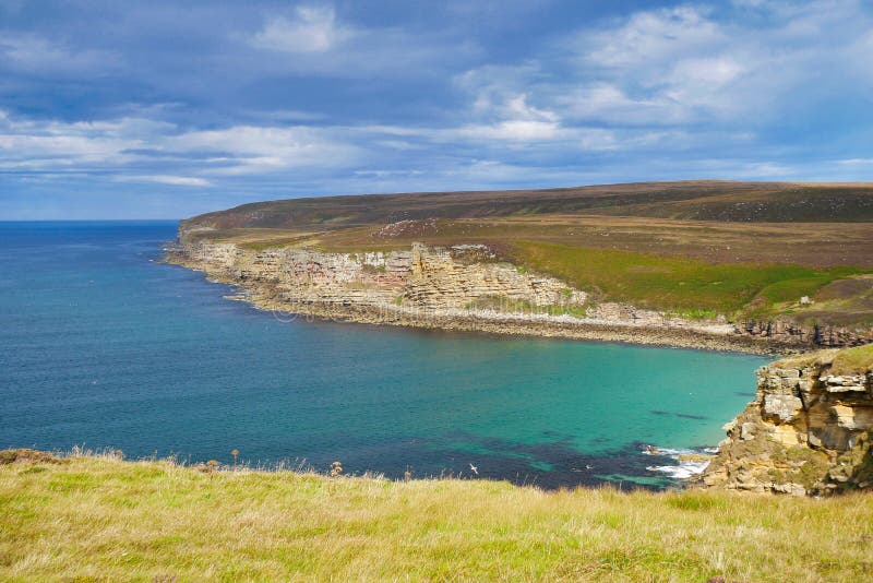 Línea costera en Caithness, Escocia, Reino Unido, en un día tranquilo y soleado al final del verano foto de archivo Línea costera en Caithness, Escocia, Reino Unido, en un día tranquilo y soleado al final del verano foto de archivo