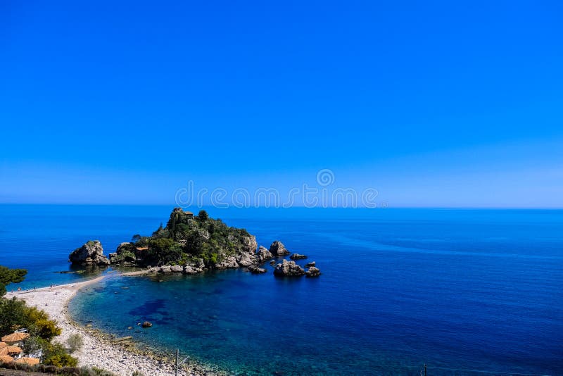 Línea de la playa blanca de la playa cerca de Gray Rocks Under Blue Sky durante d3ia imágenes de archivo libres de regalías Línea de la playa blanca de la playa cerca de Gray Rocks Under Blue Sky durante d3ia imágenes de archivo libres de regalías