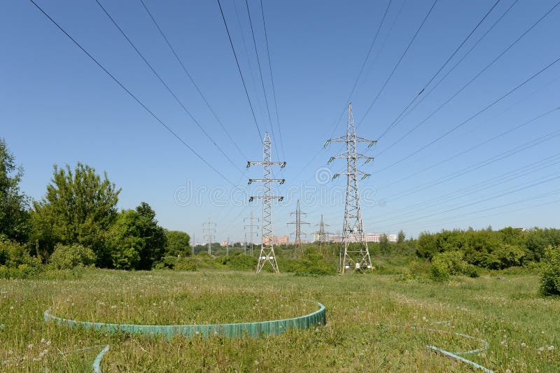 Línea eléctrica en el parque de Lublin de Moscú fotografía de archivo Línea eléctrica en el parque de Lublin de Moscú fotografía de archivo