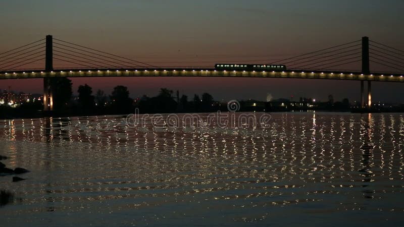 Línea tren de Canadá de la mañana del puente