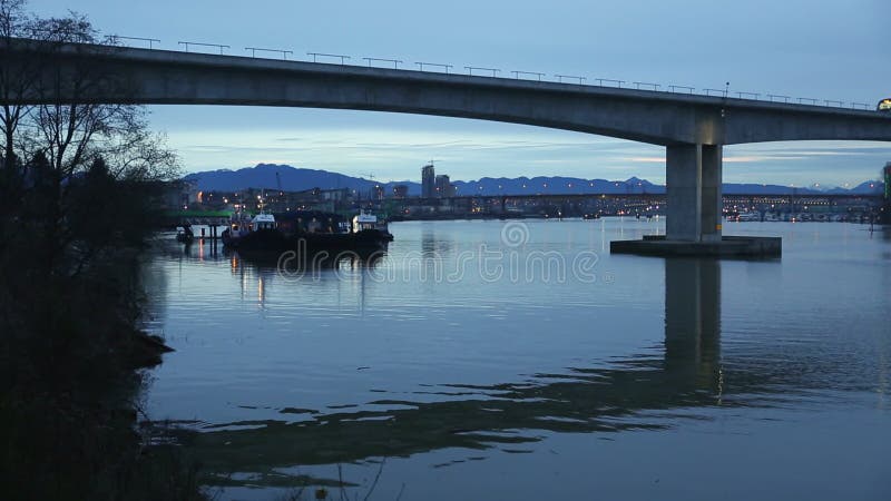 Línea trenes de Canadá y puente, Vancouver