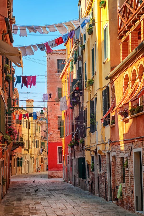 Líneas de ropa en una calle en Venecia, Italia imágenes de archivo libres de regalías
