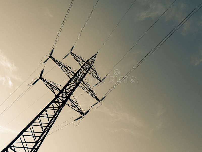 Líneas de transmisión de alto voltaje de energía eléctrica imagenes de archivo Líneas de transmisión de alto voltaje de energía eléctrica imagenes de archivo