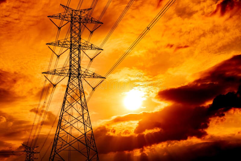 Líneas eléctricas de alto voltaje del polo y de transmisión Pilones de la electricidad en la puesta del sol Poder y energía Ahorr
