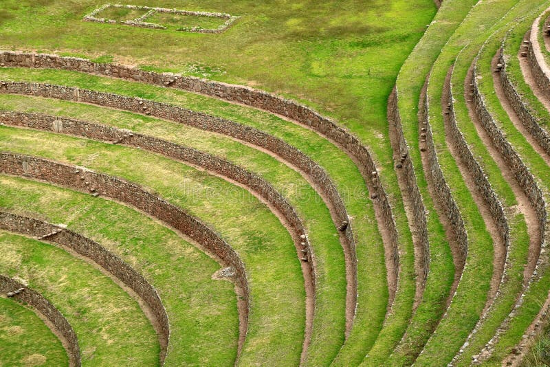 Líneas hermosas de ruinas agrícolas Incan de las terrazas del sitio de Moray Archaeological, valle sagrado de los incas, región d fotos de archivo Líneas hermosas de ruinas agrícolas Incan de las terrazas del sitio de Moray Archaeological, valle sagrado de los incas, región d fotos de archivo