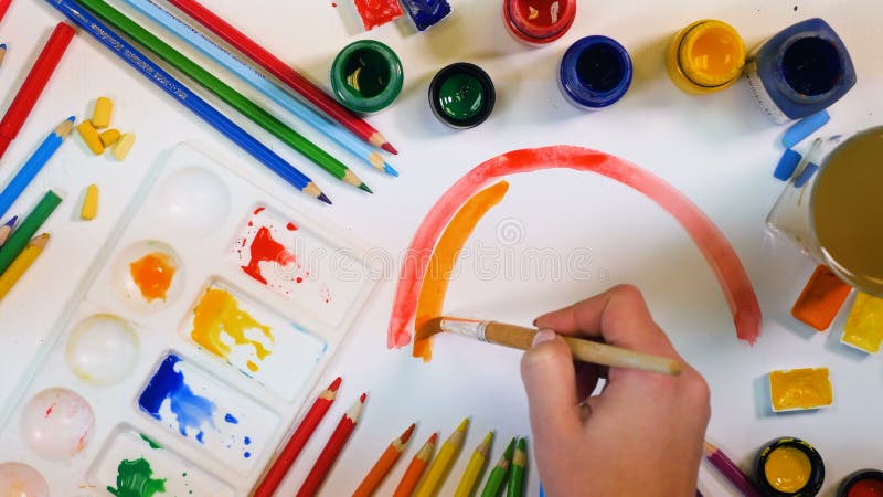 Líneas rojas, anaranjadas, amarillas Mano del artista drawning líneas calientes coloridas Visión superior