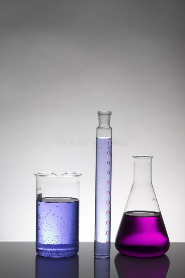 Líquido em umas garrafas do laboratório Laboratório bioquímico científico Líquido colorido fotografia de stock Líquido em umas garrafas do laboratório Laboratório bioquímico científico Líquido colorido fotografia de stock