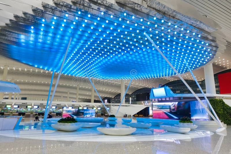 Lóbi da sala do aeroporto moderno teto do edifício liderado pela luz
