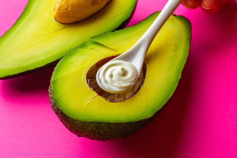 Löffel der kosmetischen Creme in geschnittener Avocado auf einem hellen Hintergrund Das Konzept der Hautpflege, Selbsthilfe, Natu lizenzfreie stockfotografie Löffel der kosmetischen Creme in geschnittener Avocado auf einem hellen Hintergrund Das Konzept der Hautpflege, Selbsthilfe, Natu lizenzfreie stockfotografie
