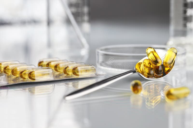 Löffelvitaminpillen Omega 3 Ergänzungen mit der Blase und Petrischale lizenzfreie stockbilder Löffelvitaminpillen Omega 3 Ergänzungen mit der Blase und Petrischale lizenzfreie stockbilder