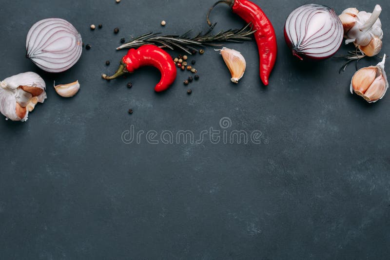 Lökar, chilipeppar, vitlök, örter och kryddor på mörk tabell, K fotografering för bildbyråer Lökar, chilipeppar, vitlök, örter och kryddor på mörk tabell, K fotografering för bildbyråer